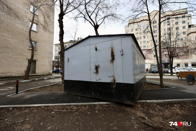 Металлический бокс поставили так, что он перегородил пешеходную дорожку | Источник: Наталья Лапцевич
