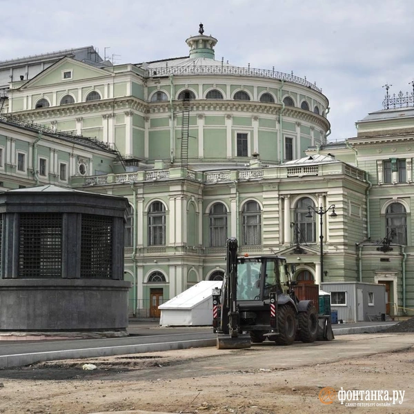 Рядом с Мариинским театром появился черный киоск с решетками. Объясняем, что это такое | Источник: Павел Даиси / «Фонтанка.ру»