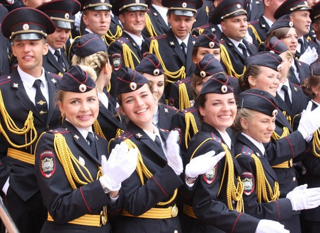 В Рязани вручили погоны 74 молодым лейтенантам полиции | ya62.ru