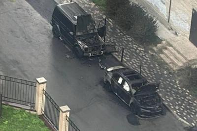 Тонированные Toyota Camry и Mercedes без номеров сгорели на Дачной