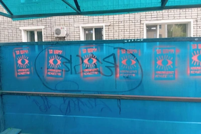 Вандалы в Белогорске еженедельно разрисовывают остановки