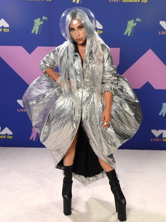 MTV Video Music Awards 2020: лучшие и худшие наряды звезд на красной дорожке