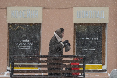 Ветер во Владивостоке повредил здания и уронил знаки