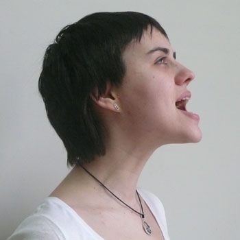 8. Exercitii pentru intarirea intregului contur al fetei. Strângeți obrajii și bărbia: deschideți gura larg, împingeți maxilarul inferior înainte. Încordați puternic mușchii gâtului și ai maxilarului. Relaxa.