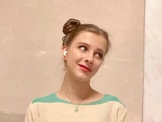 Недавно родившая Лиза Арзамасова вышла на работу