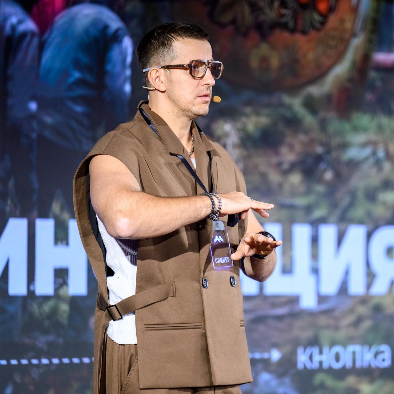 <p>Михаил Неустроев</p>