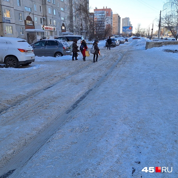 Напротив Магнита возле остановки в 5-м микрорайоне такая же колея | Источник: Александр Лисихин / 45.RU