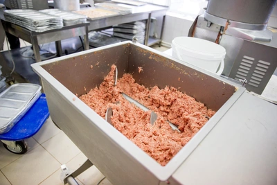 Опасная бактерия в фарше омского производителя попадала к школьникам