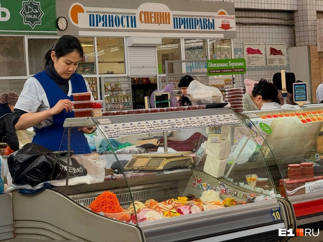 Все продавцы одеты в синие фартуки | Источник: Дарья Костомина / E1.RU