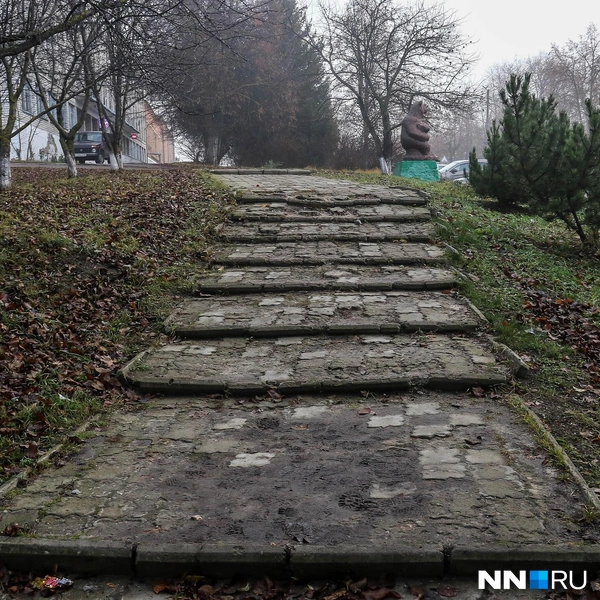 Разбитый тротуар возле здания мэрии | Источник: Наталья Бурухина / NN.RU