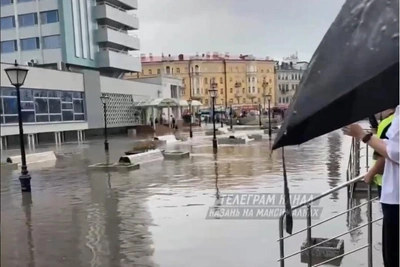 Ливень в Казани: роботы тонут, клумбы плывут, пассажиры в пробках