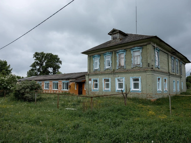 Так выглядит здание школы в деревне — раньше здесь располагалась земская больница | Источник: Александр Куренной / 76.RU