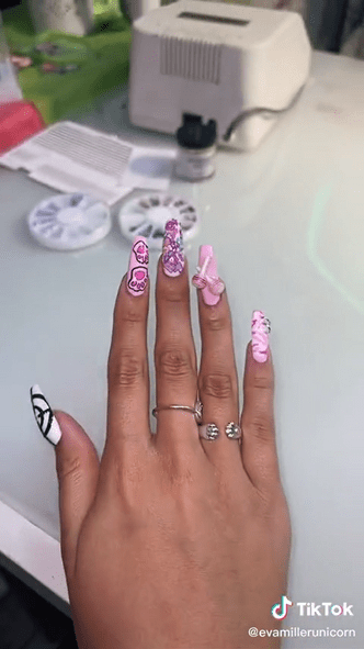 Самый летний дизайн ногтей: Ева Миллер показала невероятный 3D-маникюр