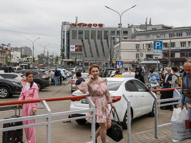 Территория у Московского вокзала считается зоной повышенной опасности для пешеходов | Источник: Наталья Бурухина / NN.RU
