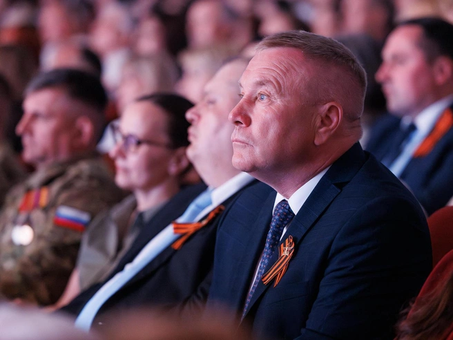 Михаил Битюцкий внимательно следит за концертом | Источник: Алексей Волхонский / V1.RU