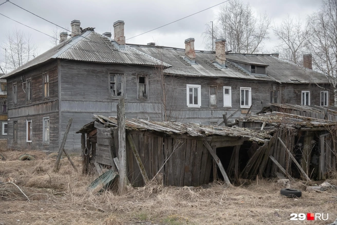 В поселке много аварийных домов | Источник: Иван Митюшёв / 29.RU