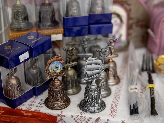Сувенирная классика: колокольчики по 450 рублей. Кстати, в регионе работает колокололитейный завод | Источник: Александр Куренной / 76.RU