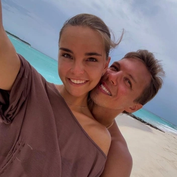 В основном в соцсетях Дмитрий постит снимки с отдыха, на которых он нежится с супругой