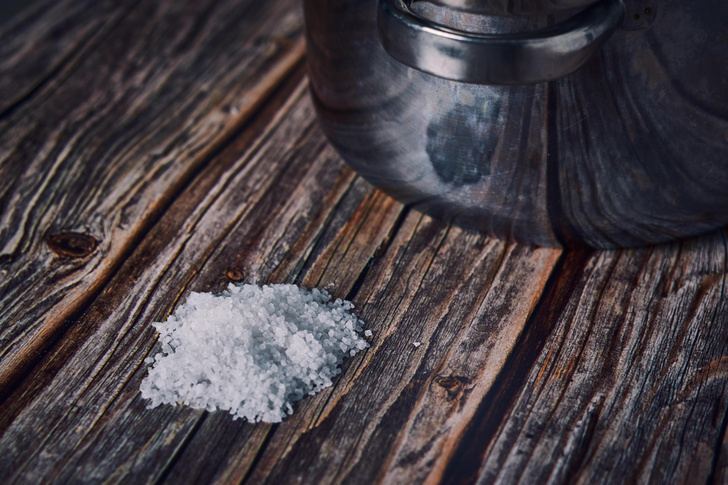 Рассыпалась соль: к чему это и что делать, чтобы избежать неприятностей