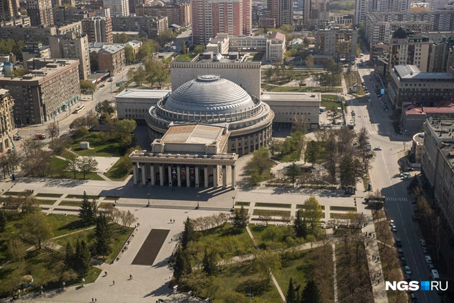 Парад проходит на площади Ленина перед Оперным театром | Источник: Александр Ощепков