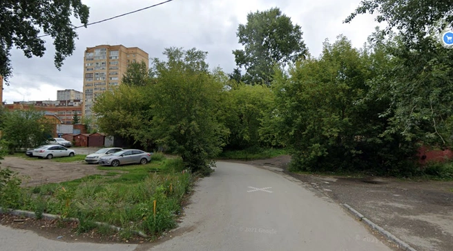 На участке, где будет КРТ, гаражи и заросли | Источник: Google.com