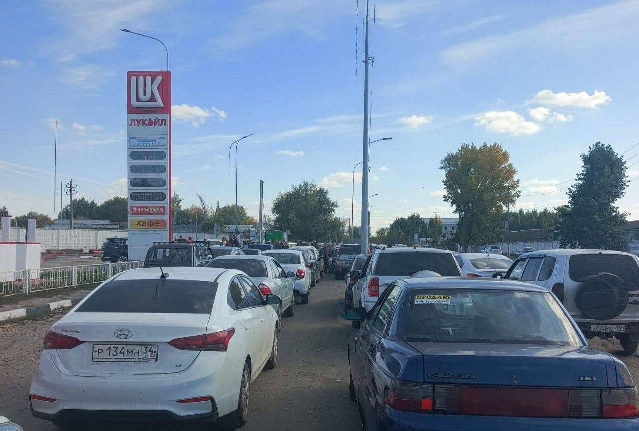 «Бензовоз появился только после приезда Росгвардии»: В Волгоградской области водители ждали бензин…