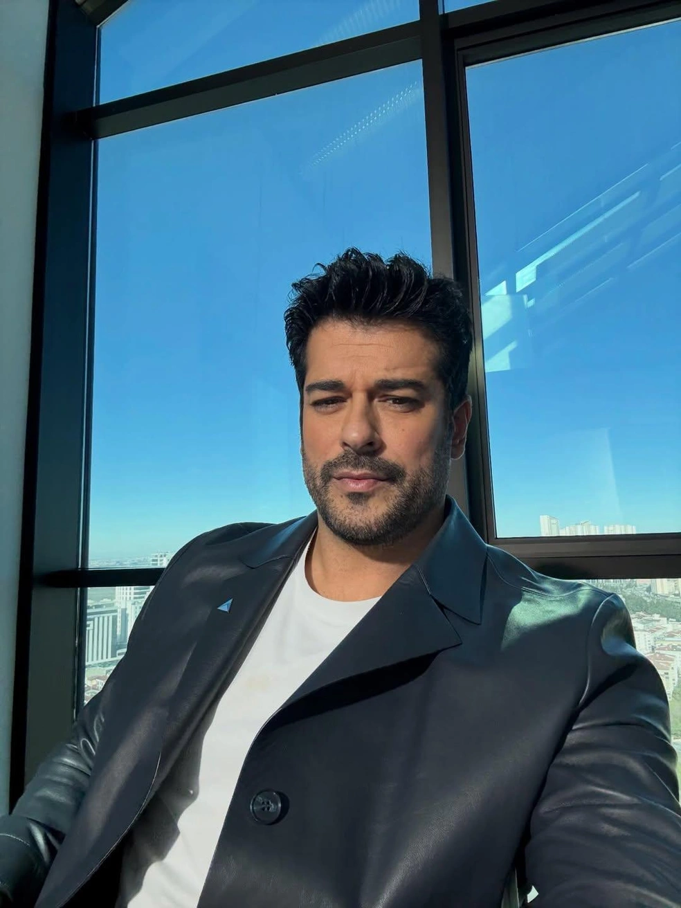 Красавчик актер стал часто радовать российских поклонниц | Источник: burakozcivit / Instagram (экстремистская организация, деятельность запрещена на территории РФ)
