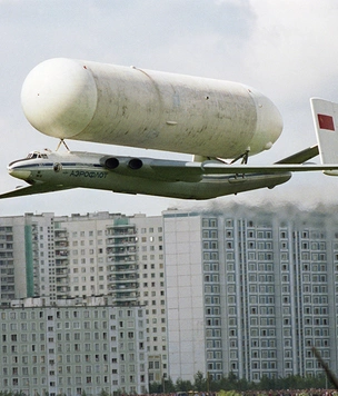 История одной фотографии: советский «Атлант» везет бак космической ракеты, 1981