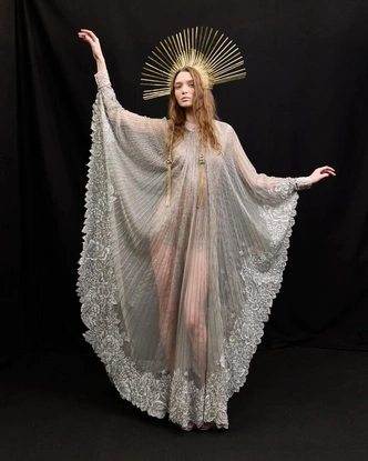 Тайна, техно и бисер: на кутюрном показе Valentino Алессандро Микеле вернул моде тайну Тайна, техно и бисер: на кутюрном показе Valentino Алессандро Микеле вернул моде тайну