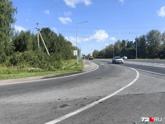Пустая проезжая часть у заправки, где раньше собиралась целая вереница автомобилей в надежде заправиться  | Источник: Павел Красоткин / 72.RU 