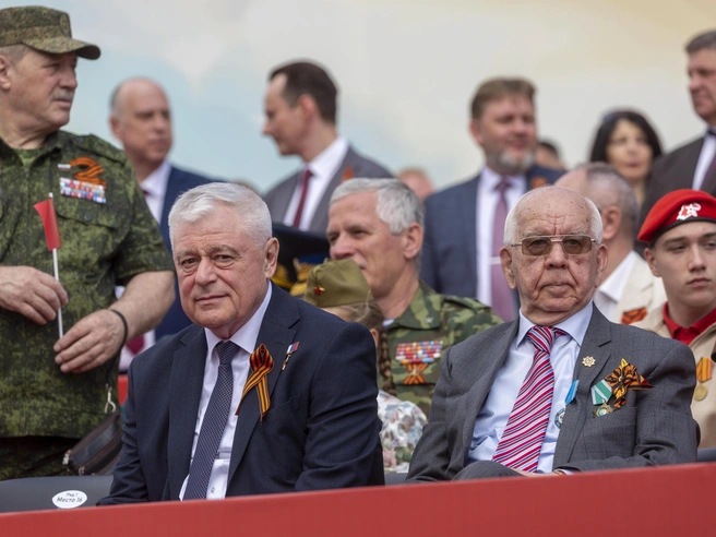 Уполномоченный по правам человека Валерий Ростовщиков и бывший председатель горисполкома Юрий Староватых. | Источник: Константин Завриков / V1.RU