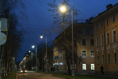На Макаровской улице в Кронштадте обновляют освещение