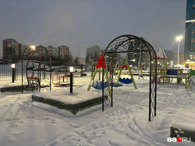 Детская площадка на территории дома | Источник: Анастасия Сидорова / 86.RU