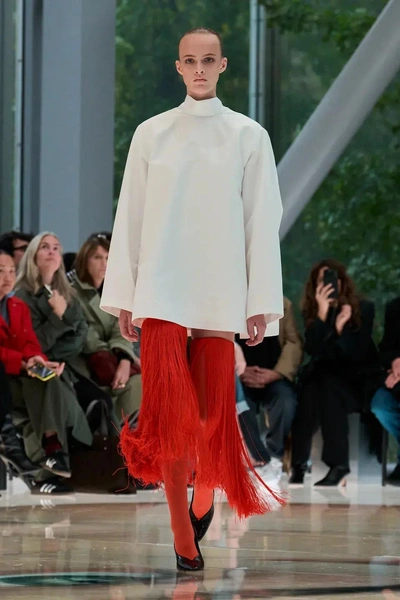 Alaïa весна-лето 2026: какие вещи обсуждали, а какие — будут носить | marieclaire.kz