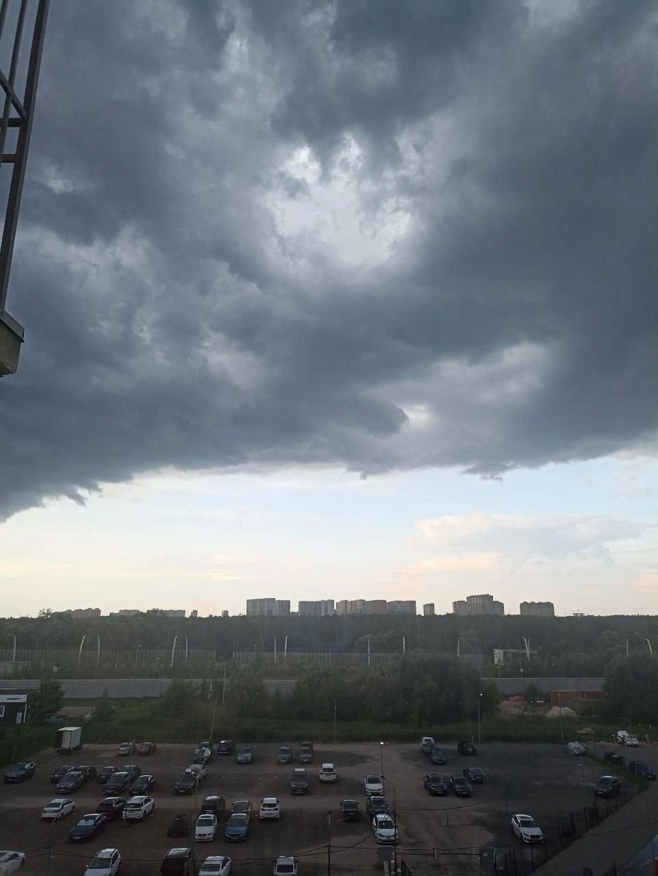 Небо буквально расслоилось на светлое и темное | Источник: Москва с огоньком / T.me