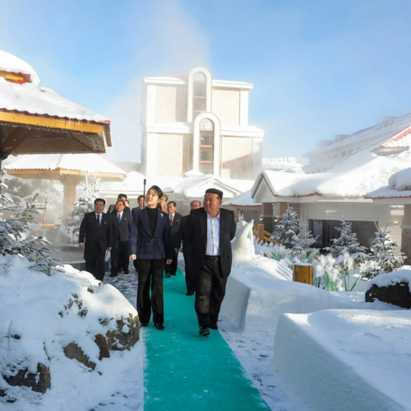 Ким Чен Ын открыл новый горнолыжный курорт на севере КНДР. 25 фото вождя с дочерью и пяти новых отелей