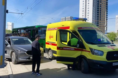 На Уктусе столкнулись автобус и легковушка: есть пострадавшие