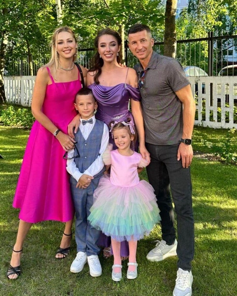 Старшая дочь Вера Алдонина пока никак не прокомментировала болезнь отца