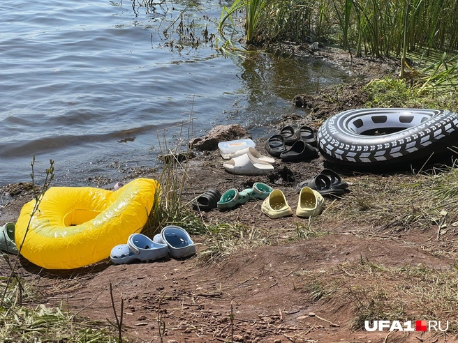 Некоторые подготовились&nbsp;— взяли надувные круги и смогли заплыть дальше | Источник: Андрей Бирюков / UFA1.RU