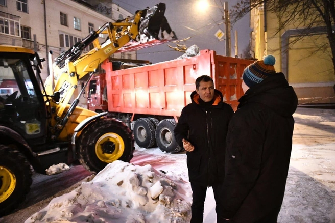 Мэр Владимир Волков поговорил с главой ДГХ Ярославом Овчаровым о чистке дорог от снега на фоне уборочной техники | Источник: Владимир Волков / Vk.com