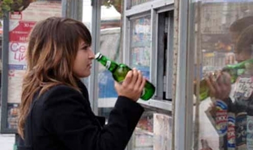 Фото №1 - Депутаты предлагают запретить продавать алкоголь родителям с детьми