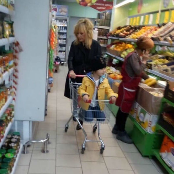 Алла Пугачева во время шопинга