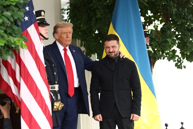 Президенты дали журналистам время для фотографий | Источник: Kevin Lamarque / Reuters