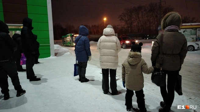 Нужного транспорта Роману пришлось ждать почти полчаса | Источник: Роман Марьяненко / E1.RU