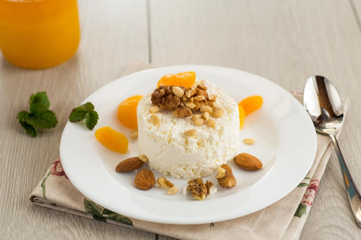 Творожный десерт с яблоком, изюмом и миндалем: быстрый и вкусный завтрак за пару минут | Источник: Peredniankina/Shutterstock/Fotodom.ru