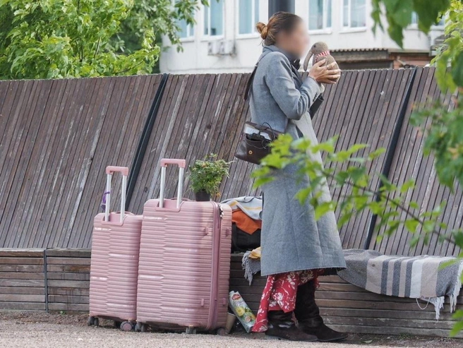 Женщина с птичкой и чемоданами поселилась в парке | Источник: Михаил Огнев / FONTANKA.RU