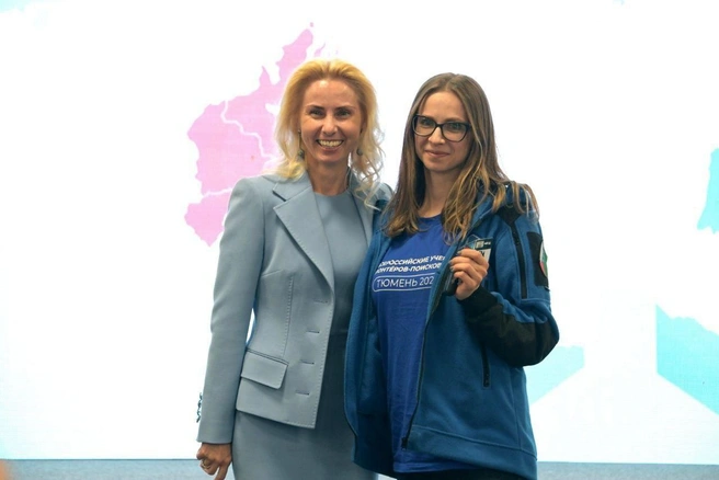 Елена Мильская наградила самых активных волонтеров | Источник: Информационный центр правительства Тюменской области / T.me