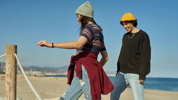 «Дочь одевается как оборванка»: почему молодежь ходит в мешковатой рваной одежде | Источник: Pablo Calvog/Shutterstock/Fotodom.ru