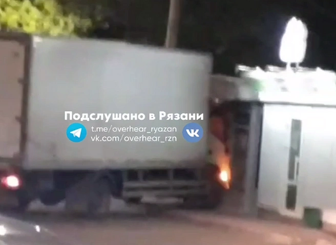 На улице Чкалова «Газель» въехала в торговую палатку | ya62.ru