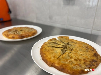 Блюда пробуют на месте | Источник: Виктория Федорова / 164.RU